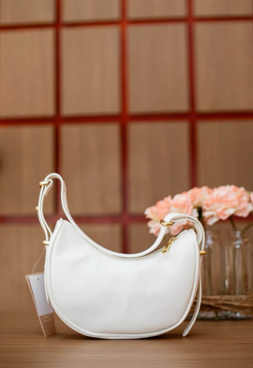 The Minimal Shoulder Bag